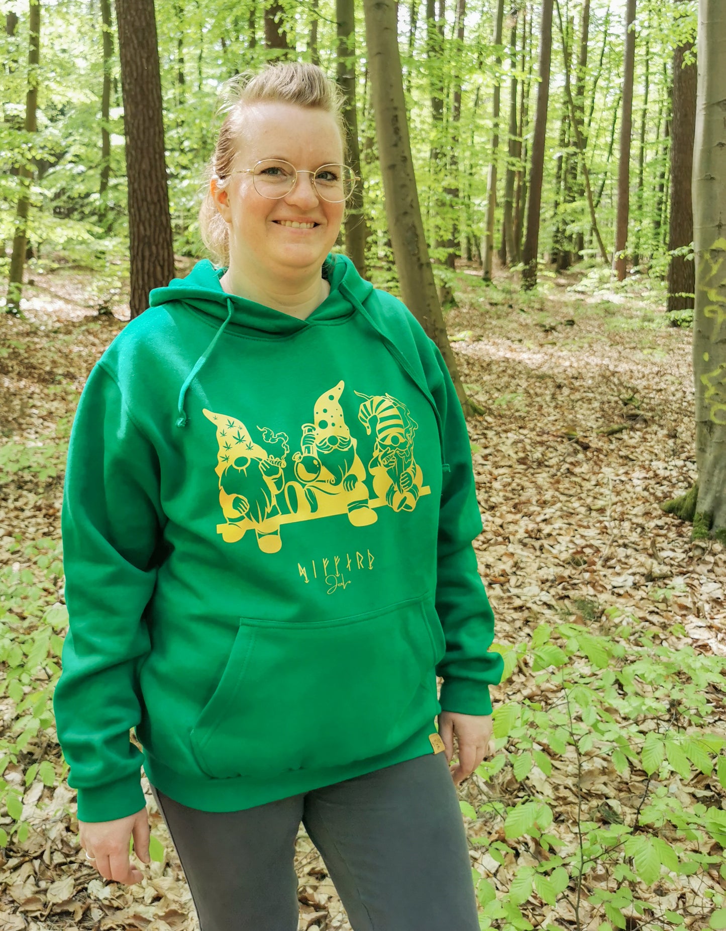 Unisex Hoodie mit Kiffende Zwerge in grün