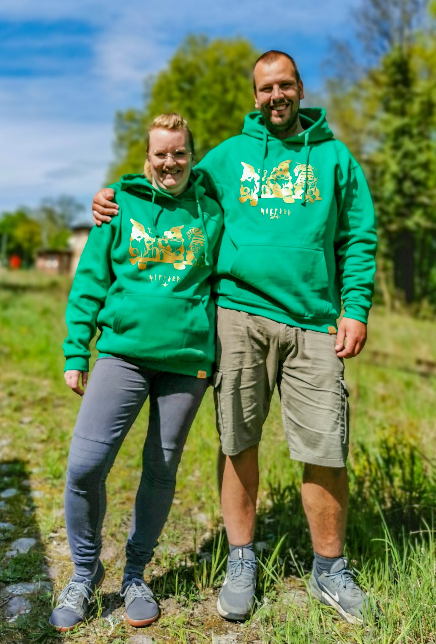 Unisex Hoodie mit Kiffende Zwerge in grün